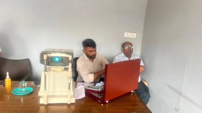 Auto-refractor machine for precise eye testing